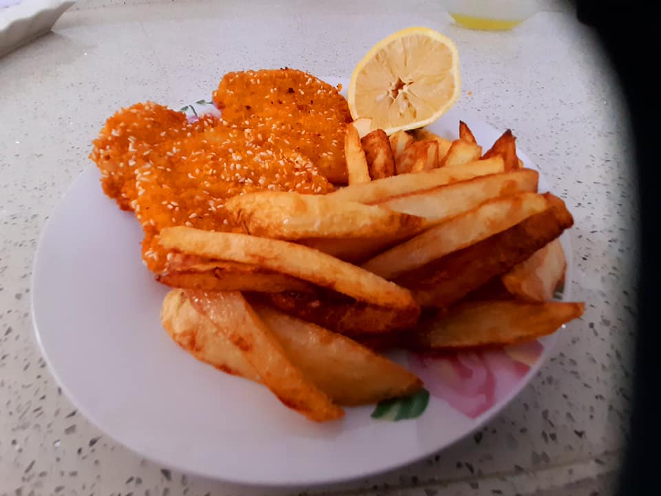 חטיפי דג אמנון מטוגנים ומצופים בפירורי לחם